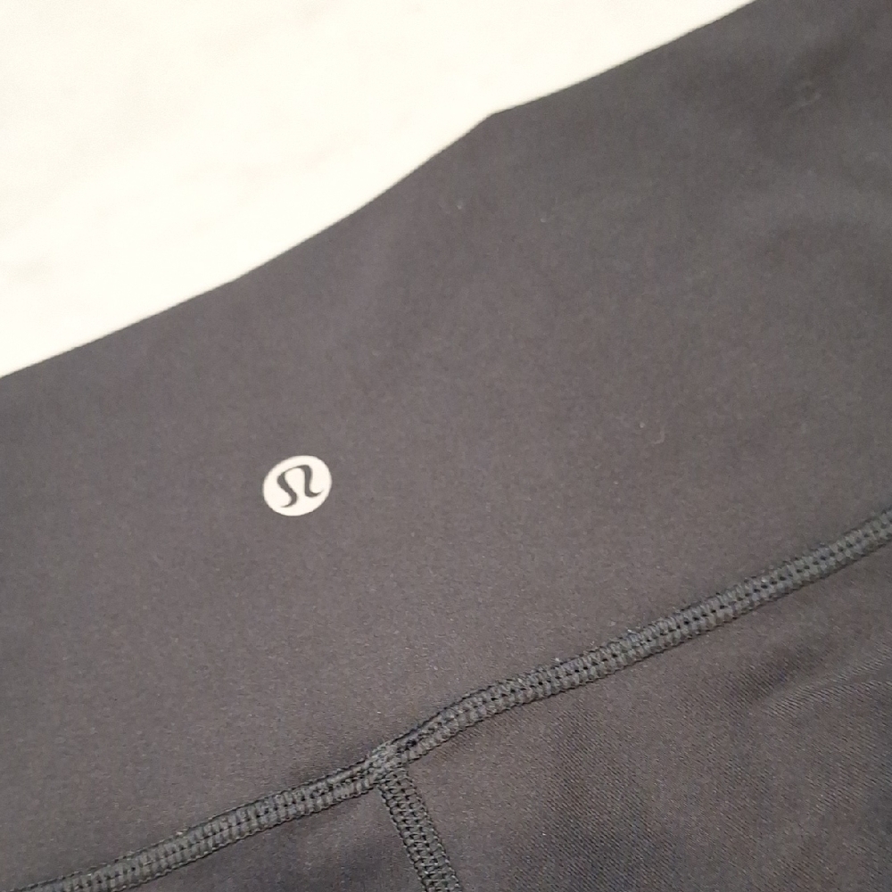 Lululemon Black Cropped Leggings Size‎ 4 Midrise Yoga Walking Athleisure